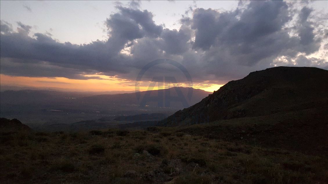 صعد المواطن التركي أرداك جنّات، ال