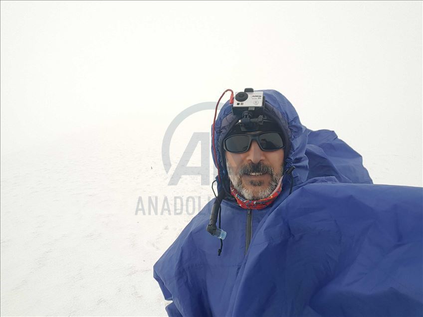 صعد المواطن التركي أرداك جنّات، ال