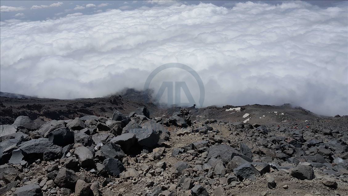صعد المواطن التركي أرداك جنّات، ال