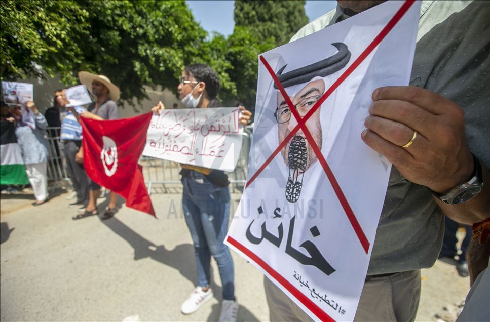تونسيون يحتجون أمام سفارة الإمارات تنديدا بالتطبيع