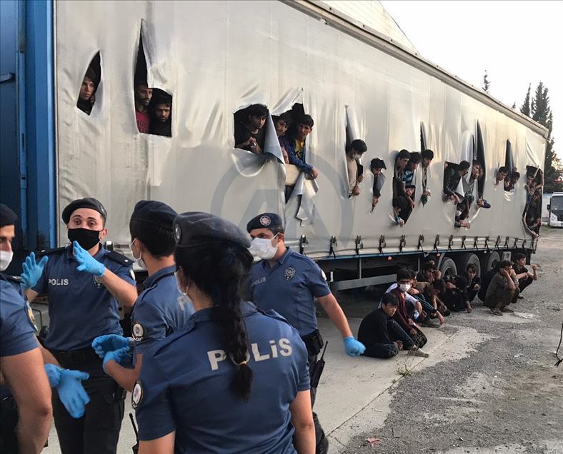 Samsun'da bir tırın dorsesinde çok sayıda düzensiz göçmen yakalandı