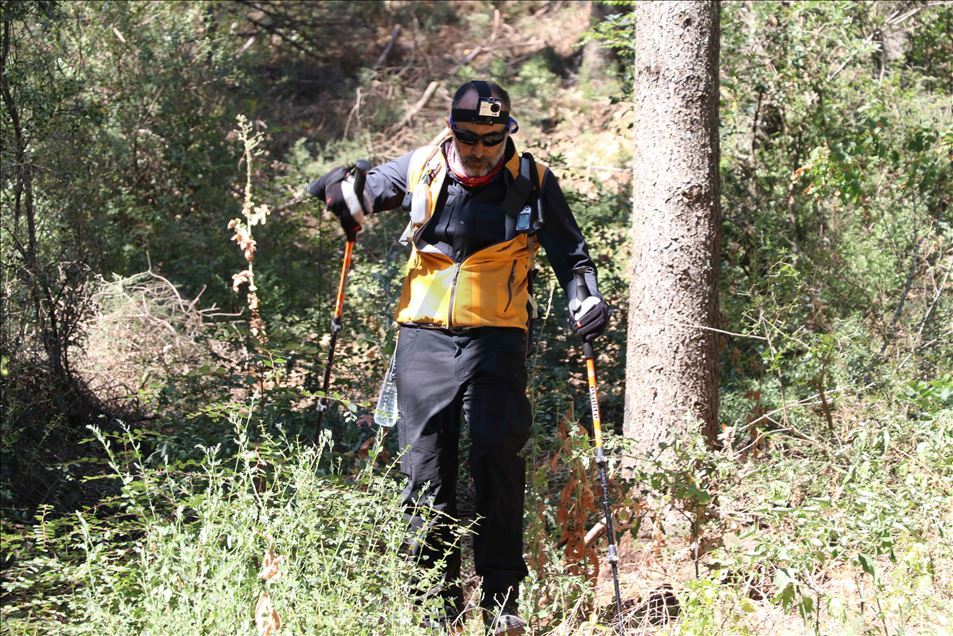 صعد المواطن التركي أرداك جنّات، ال