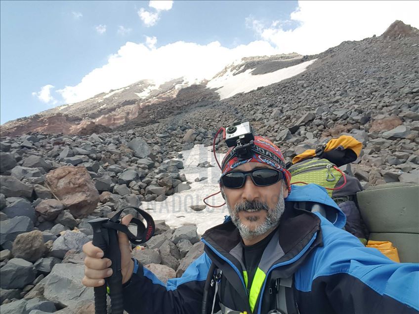 صعد المواطن التركي أرداك جنّات، ال