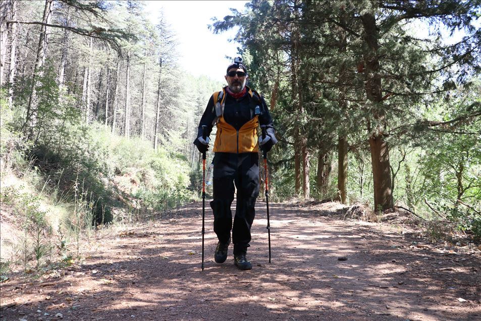 صعد المواطن التركي أرداك جنّات، ال