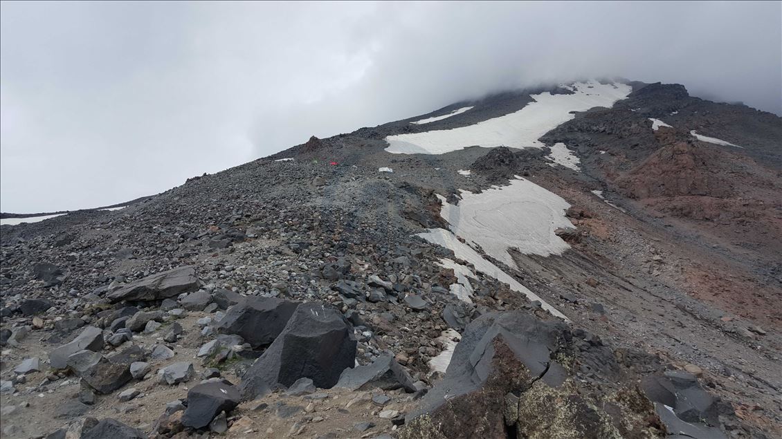 صعد المواطن التركي أرداك جنّات، ال