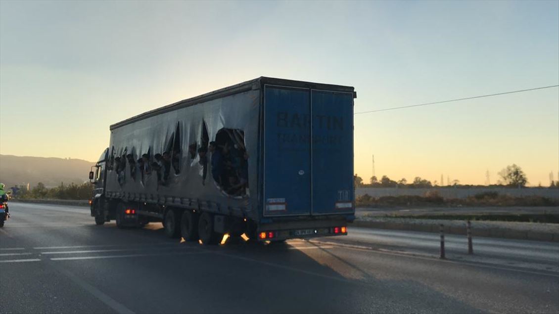 Samsun'da bir tırın dorsesinde çok sayıda düzensiz göçmen yakalandı