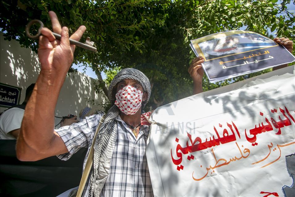 تونسيون يحتجون أمام سفارة الإمارات تنديدا بالتطبيع