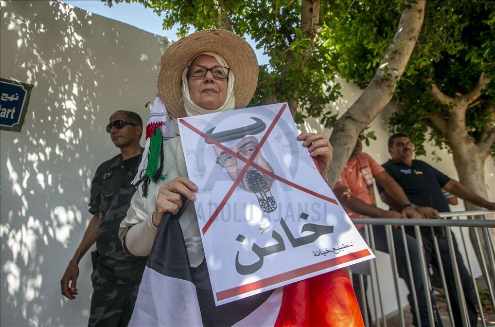 تونسيون يحتجون أمام سفارة الإمارات تنديدا بالتطبيع