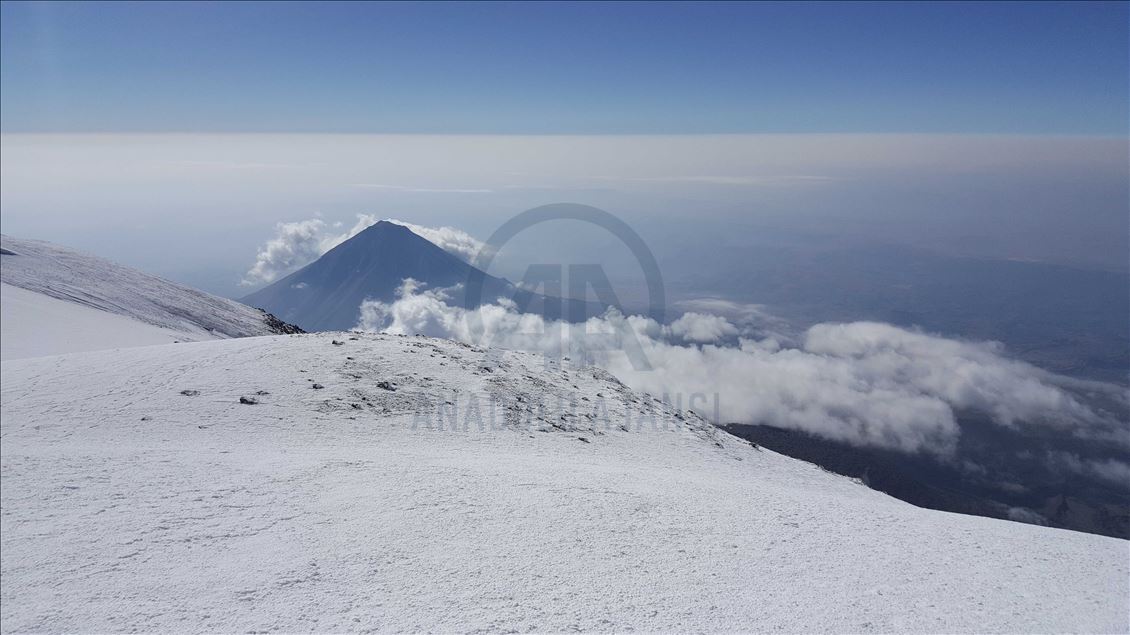 صعد المواطن التركي أرداك جنّات، ال
