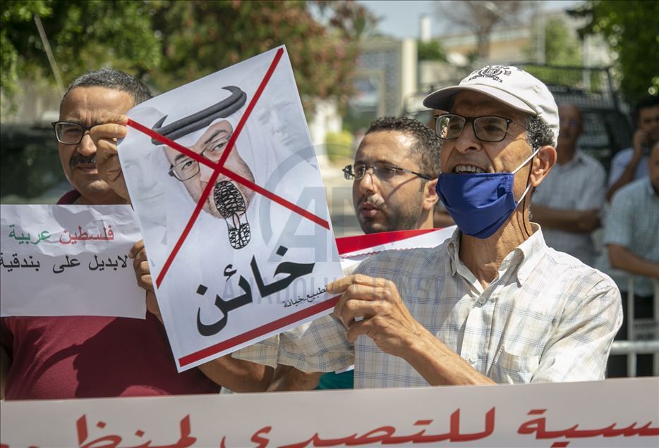 تونسيون يحتجون أمام سفارة الإمارات تنديدا بالتطبيع