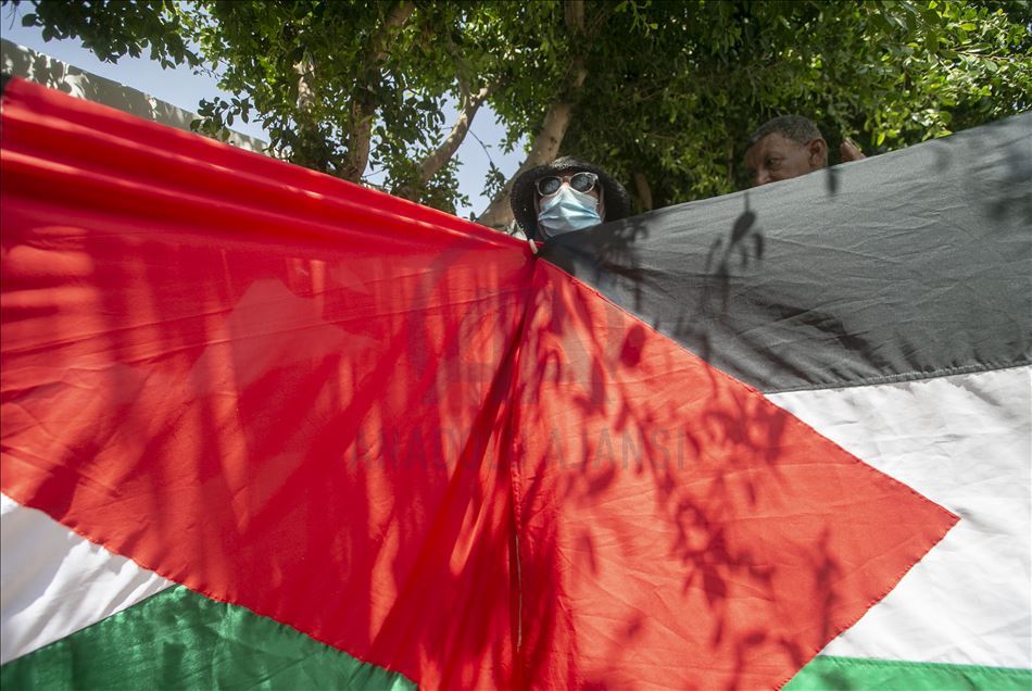 تونسيون يحتجون أمام سفارة الإمارات تنديدا بالتطبيع