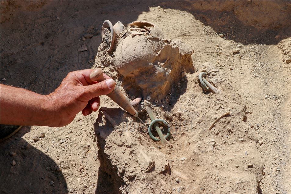 Archaeological excavations in Van unveil child skeleton with two dragon head bracelets
