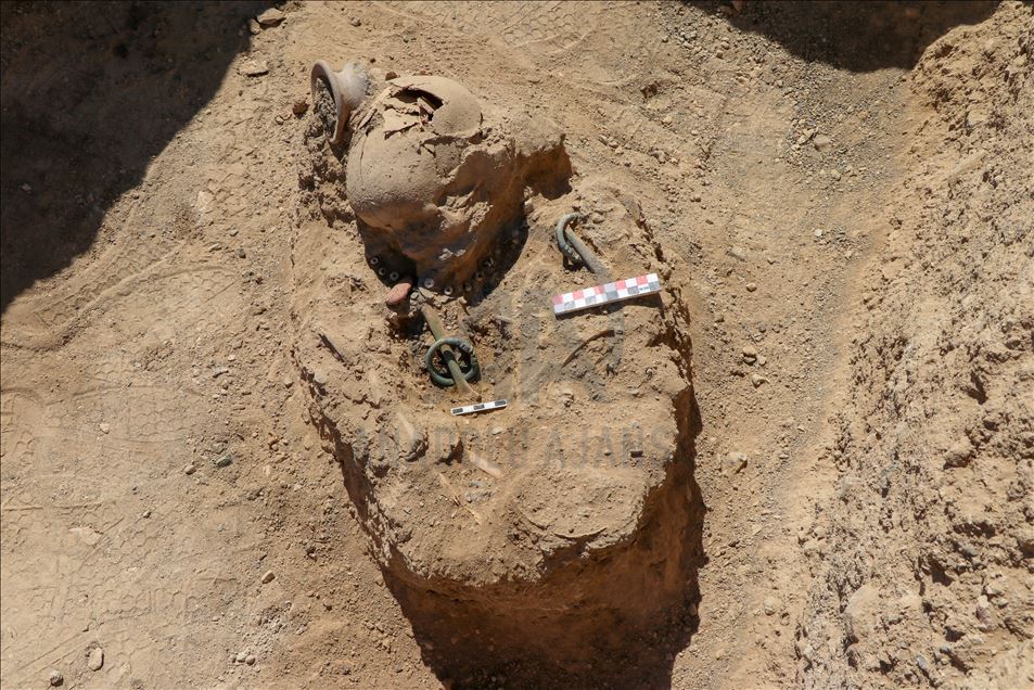 Archaeological excavations in Van unveil child skeleton with two dragon head bracelets
