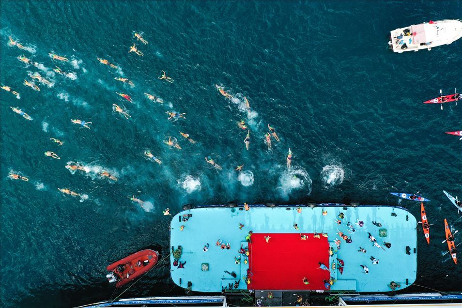 Truqi, mijëra garues notojnë përmes Bosforit
