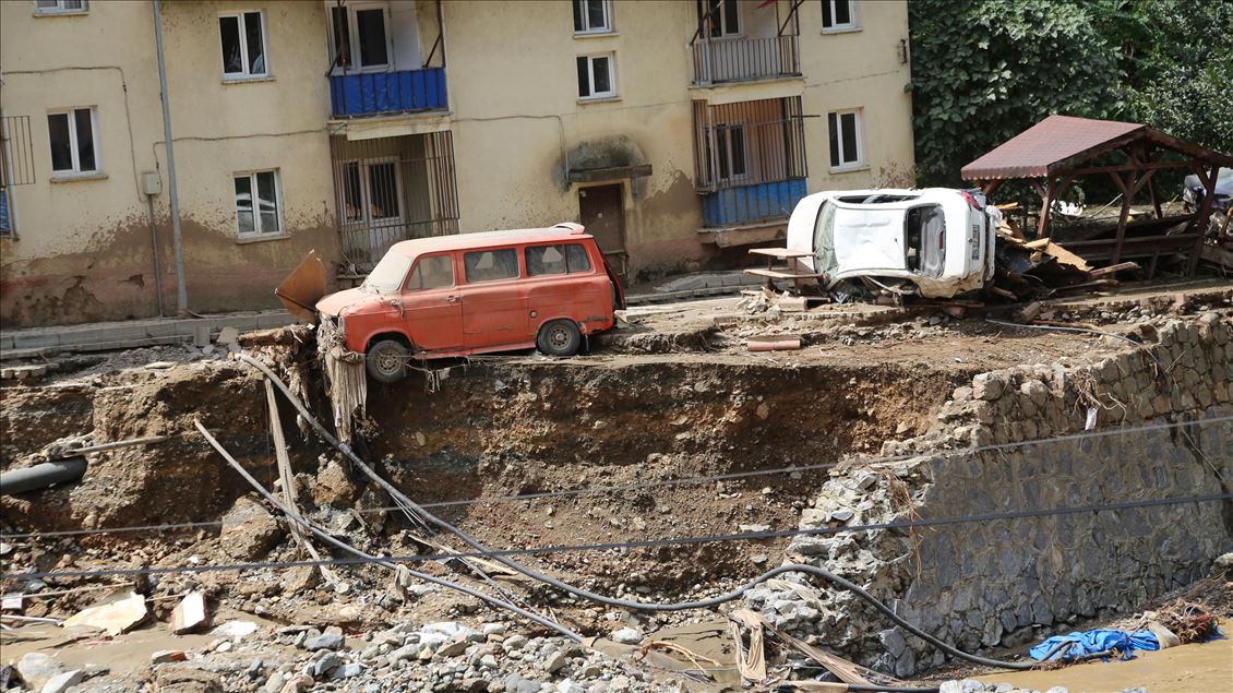 Giresun'daki selden etkilenen araçlar sular altında kaldı