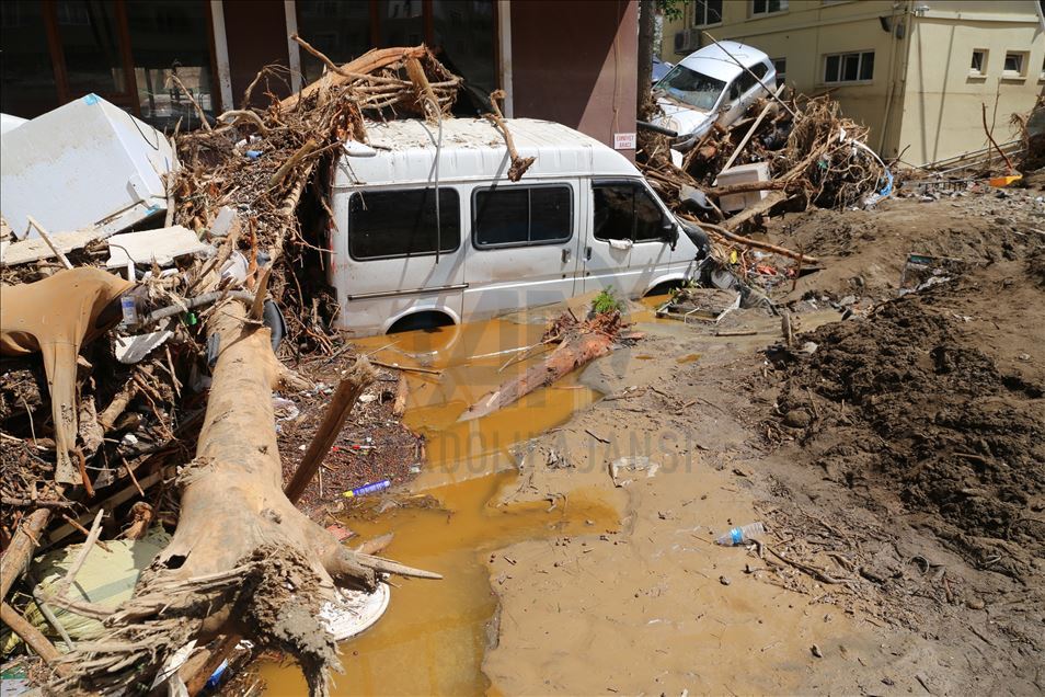 Giresun'daki selden etkilenen araçlar sular altında kaldı