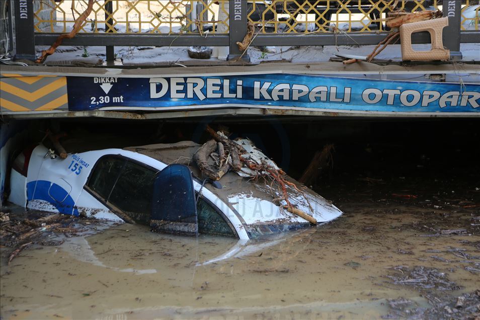 Giresun'daki selden etkilenen araçlar sular altında kaldı