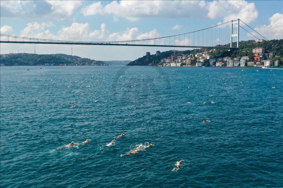 Truqi, mijëra garues notojnë përmes Bosforit
