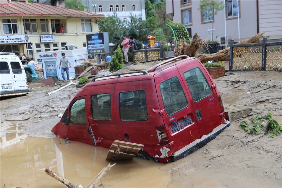 Giresun'daki selden etkilenen araçlar sular altında kaldı