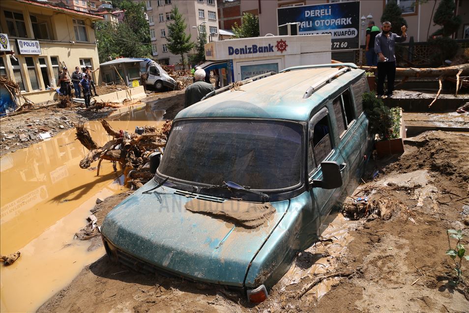 Giresun'daki selden etkilenen araçlar sular altında kaldı