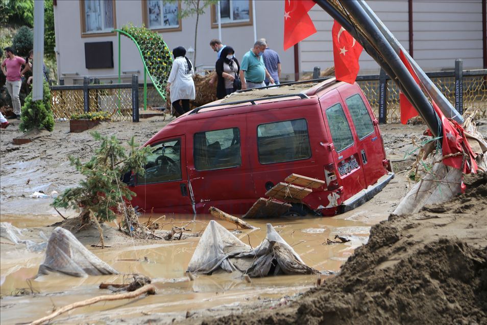 Giresun'daki selden etkilenen araçlar sular altında kaldı