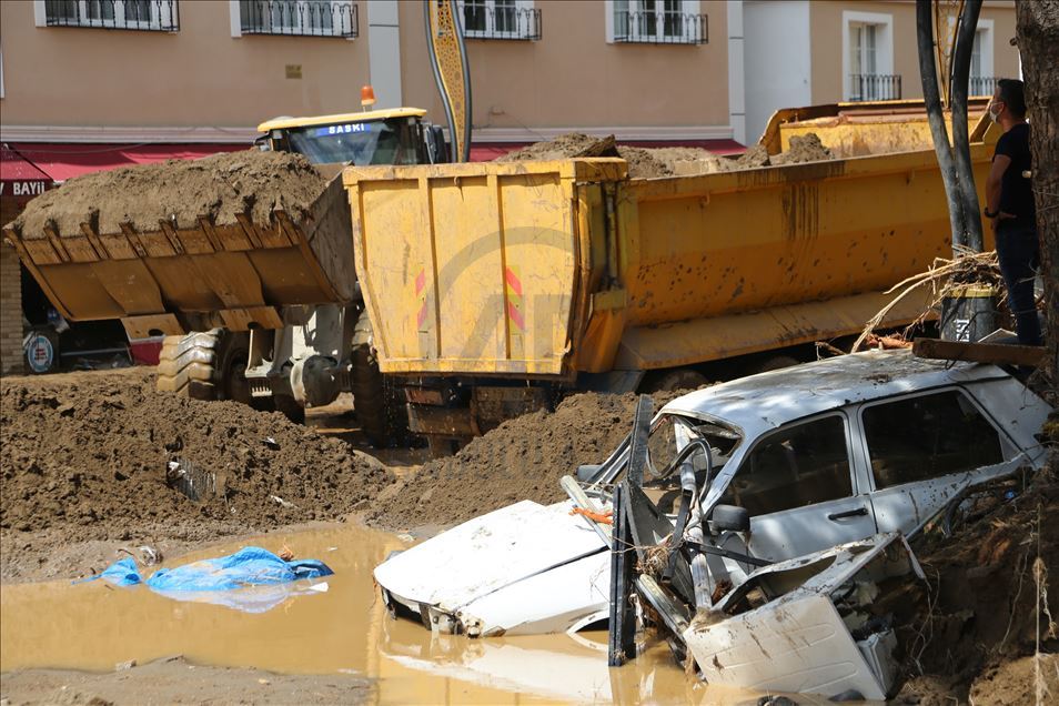 Giresun'daki selden etkilenen araçlar sular altında kaldı