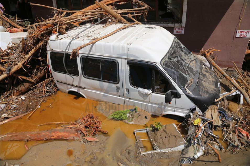 Giresun'daki selden etkilenen araçlar sular altında kaldı