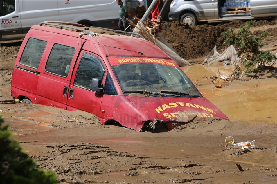 Giresun'daki selden etkilenen araçlar sular altında kaldı