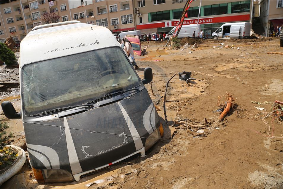 Giresun'daki selden etkilenen araçlar sular altında kaldı