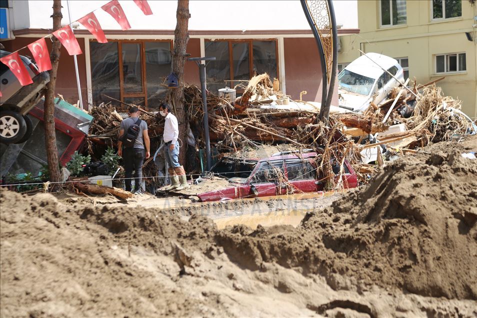 Giresun'daki selden etkilenen araçlar sular altında kaldı