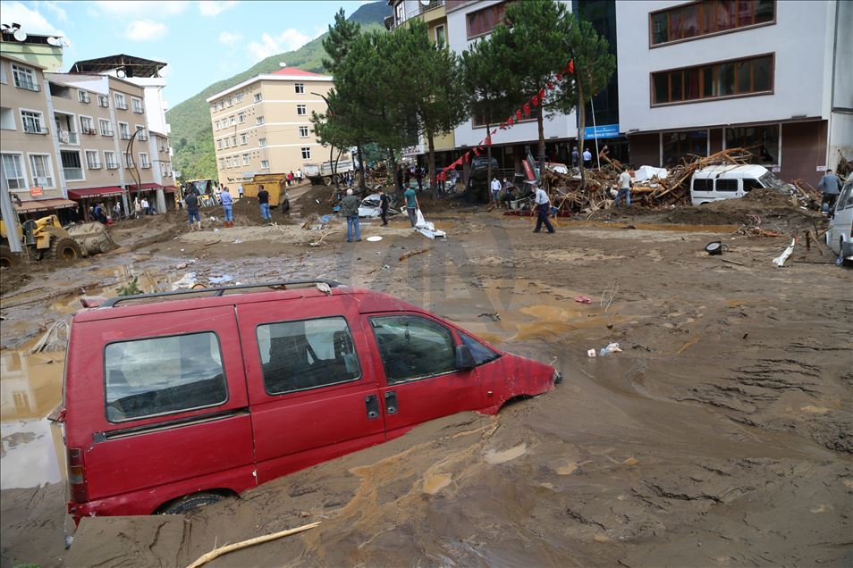 Giresun'daki selden etkilenen araçlar sular altında kaldı