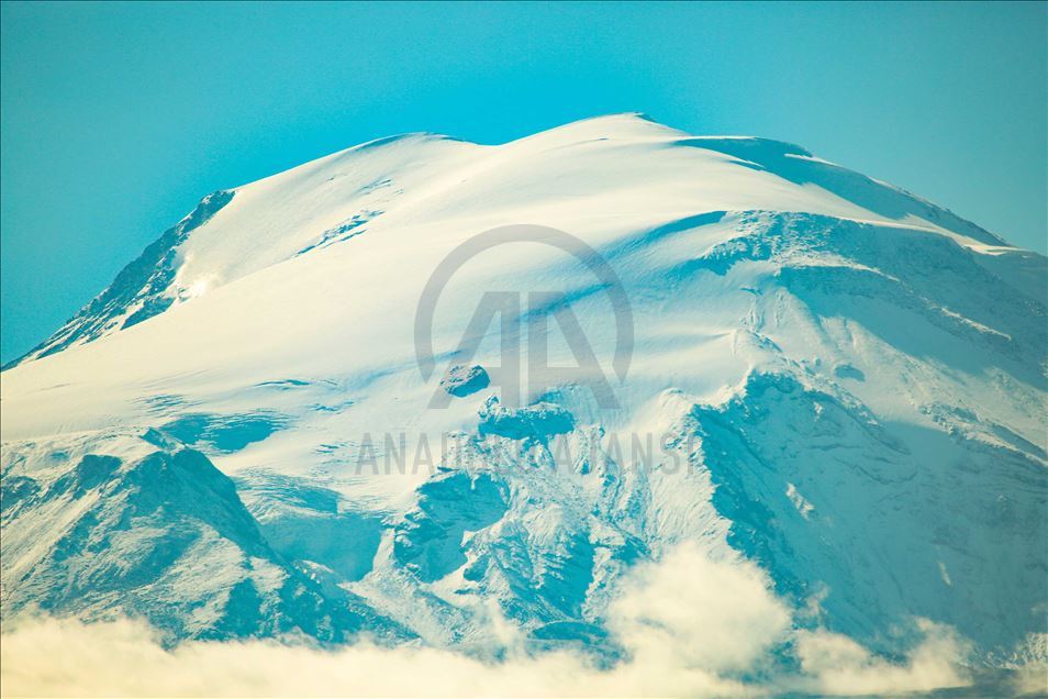 هطلت حبات الثلج الأولى على جبل آغري