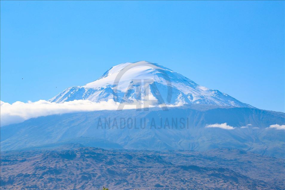 هطلت حبات الثلج الأولى على جبل آغري