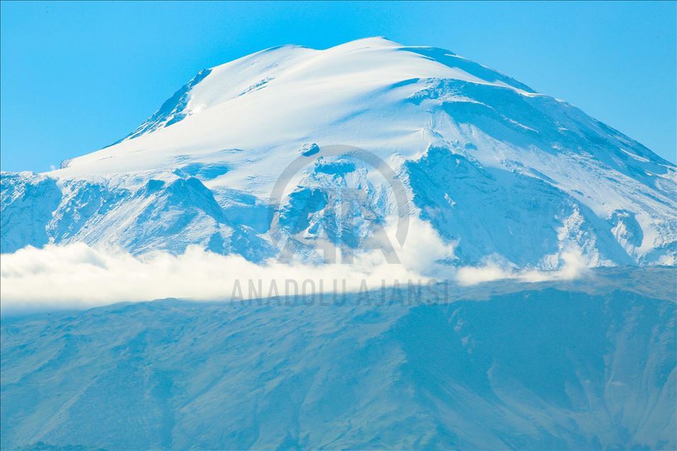 هطلت حبات الثلج الأولى على جبل آغري