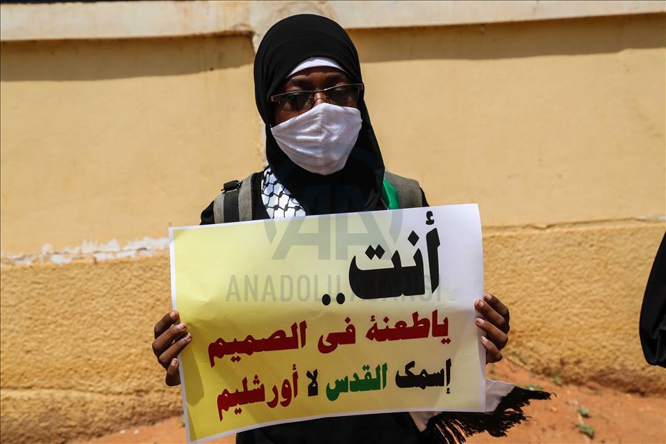 تظاهر سودانيون، الثلاثاء، أمام سفا