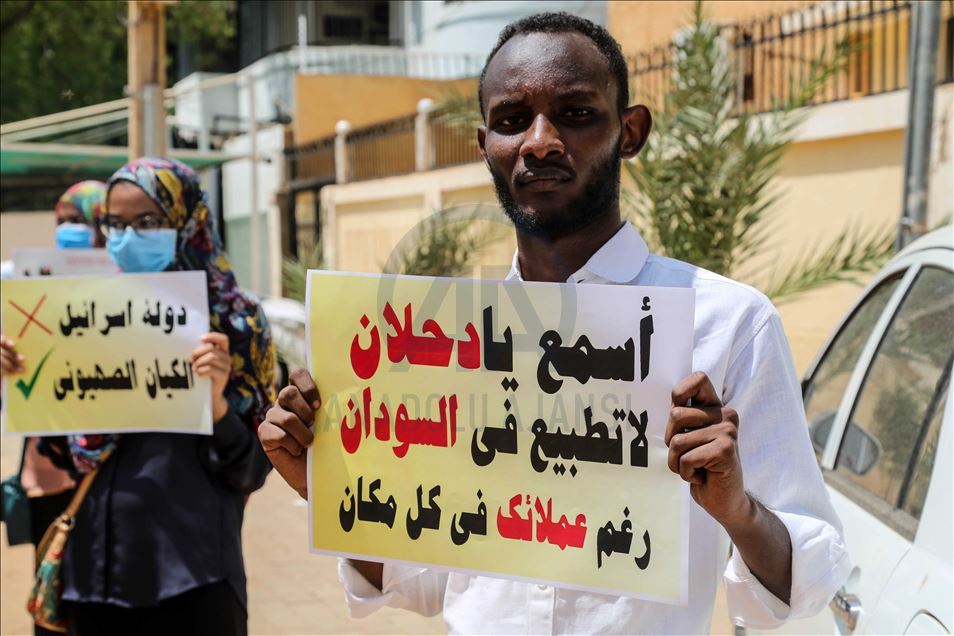 تظاهر سودانيون، الثلاثاء، أمام سفا