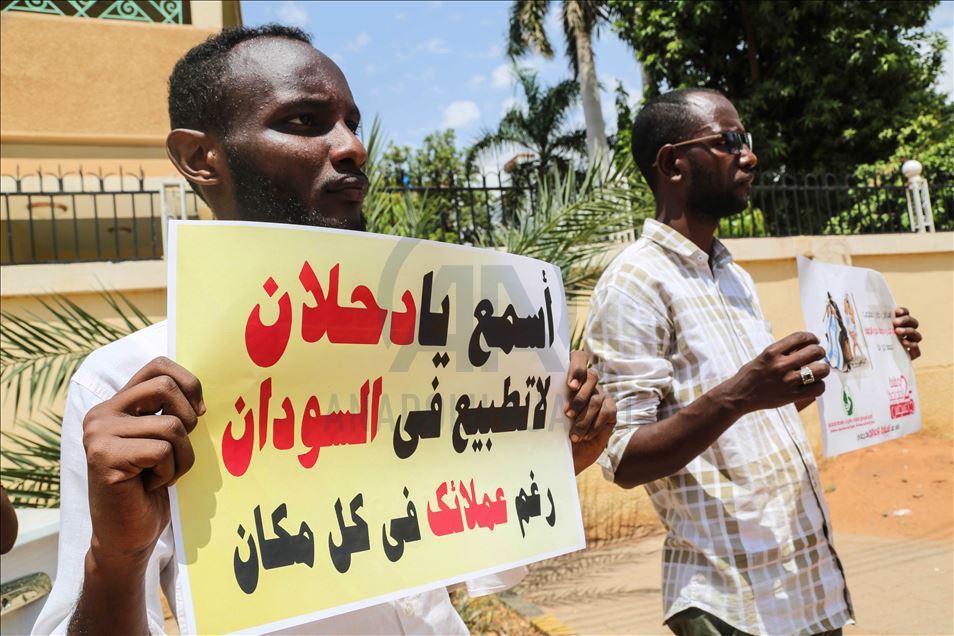 تظاهر سودانيون، الثلاثاء، أمام سفا
