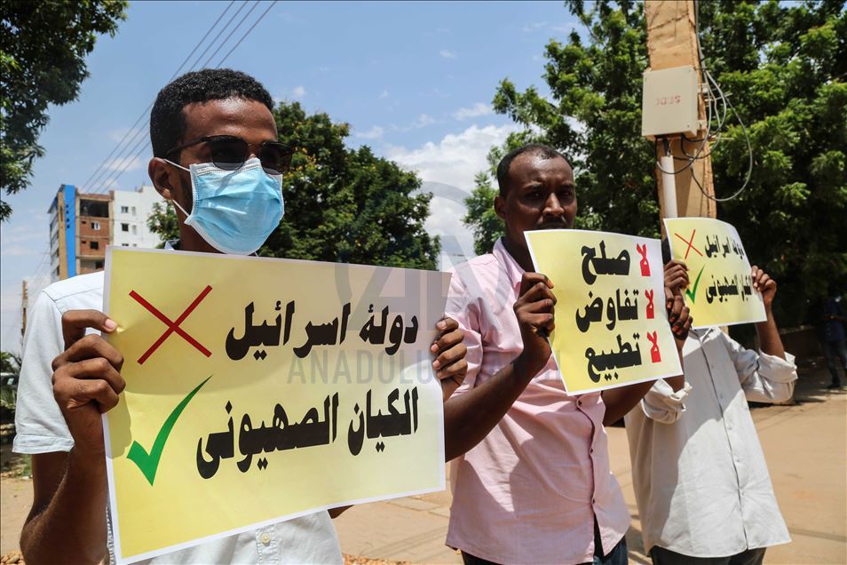 تظاهر سودانيون، الثلاثاء، أمام سفا