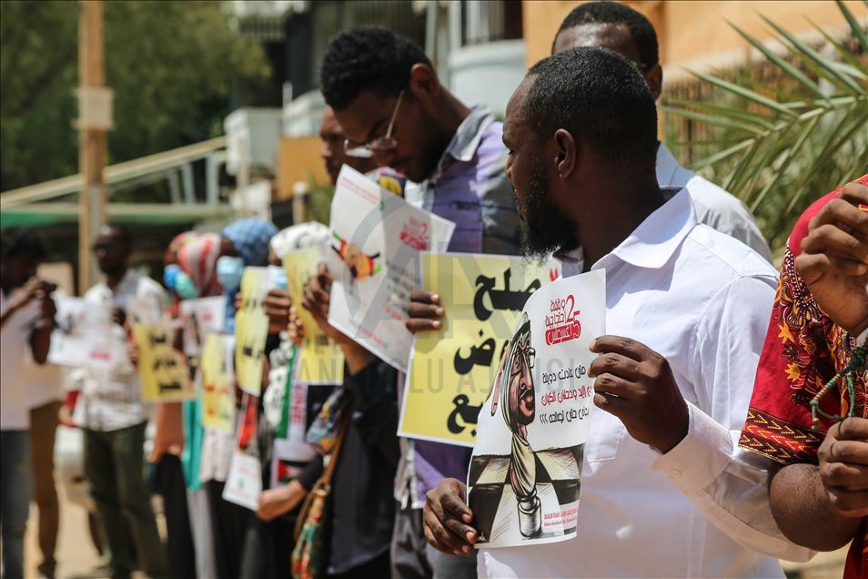 تظاهر سودانيون، الثلاثاء، أمام سفا