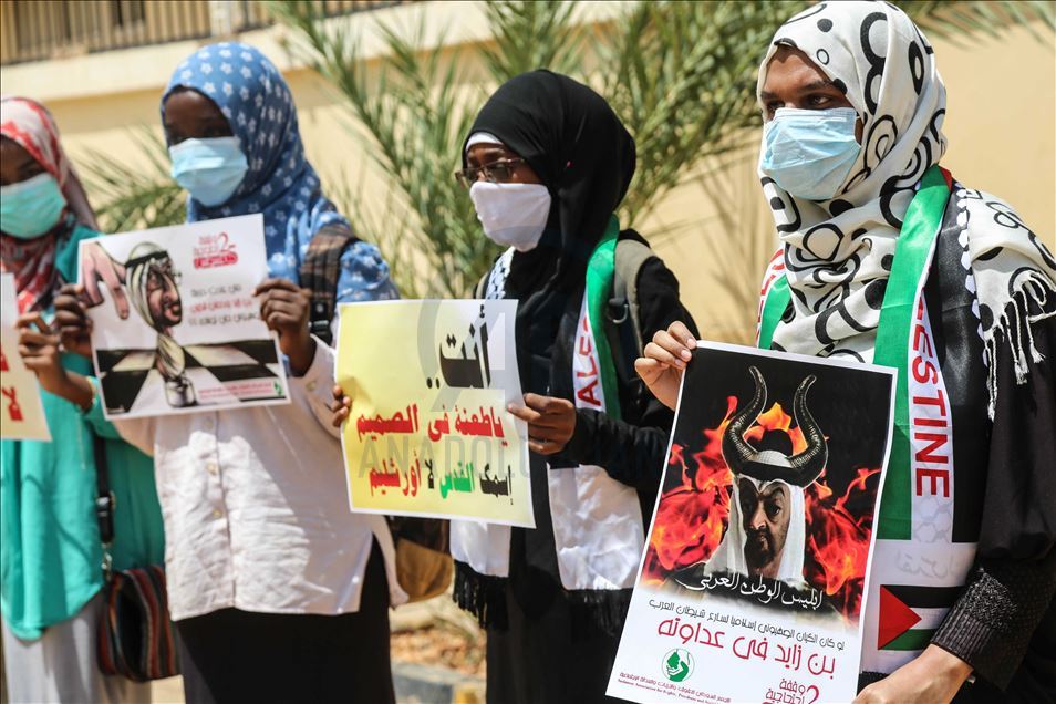 تظاهر سودانيون، الثلاثاء، أمام سفا