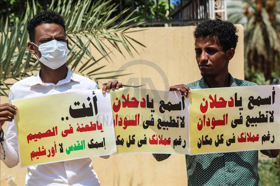 تظاهر سودانيون، الثلاثاء، أمام سفا