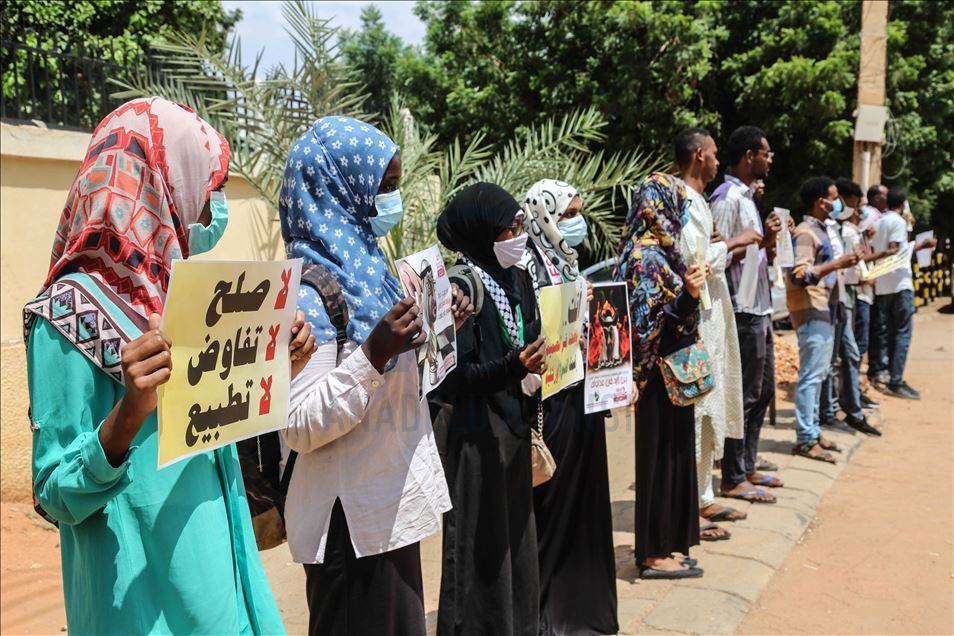 تظاهر سودانيون، الثلاثاء، أمام سفا