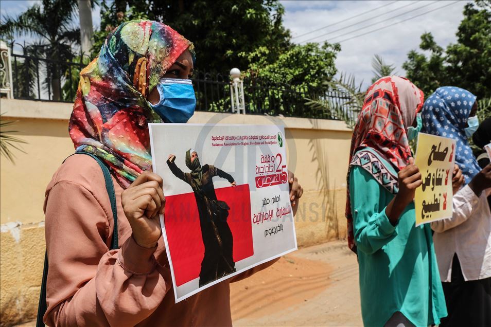 تظاهر سودانيون، الثلاثاء، أمام سفا