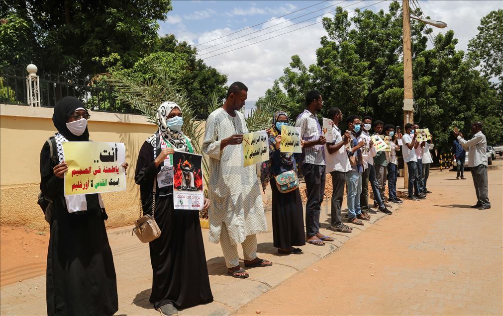 تظاهر سودانيون، الثلاثاء، أمام سفا