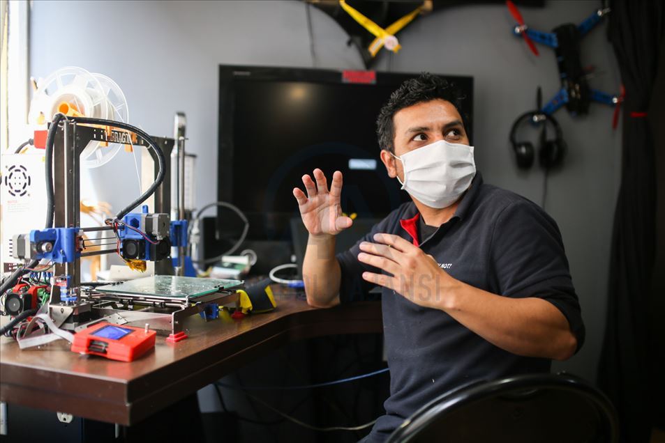 Empresa en Colombia utiliza impresoras 3D para crear prótesis con diseños de superhéroes para niños discapacitados