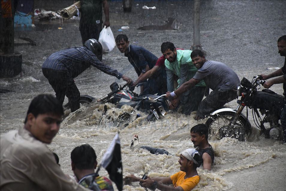 Pakistan'da şiddetli muson yağmuru