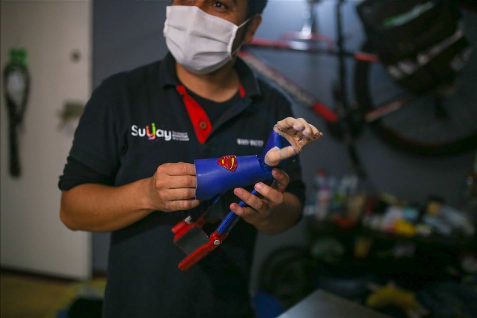 Empresa en Colombia utiliza impresoras 3D para crear prótesis con diseños de superhéroes para niños discapacitados