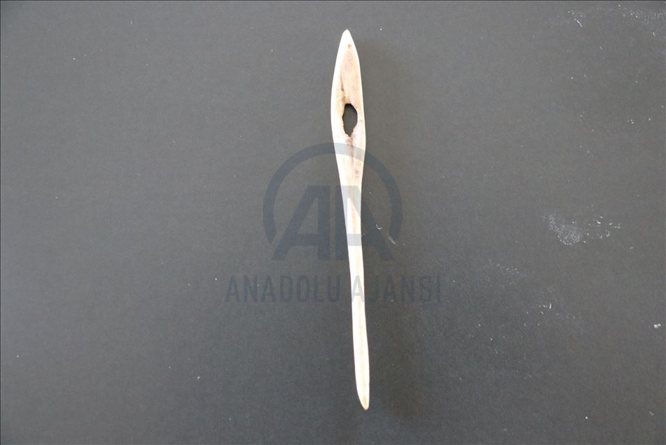 Encuentran en Turquía aguja de coser hecha con hueso de 8600 años de antigüedad