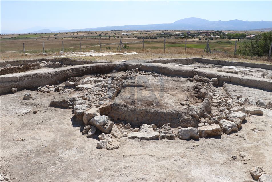 Encuentran en Turquía aguja de coser hecha con hueso de 8600 años de antigüedad