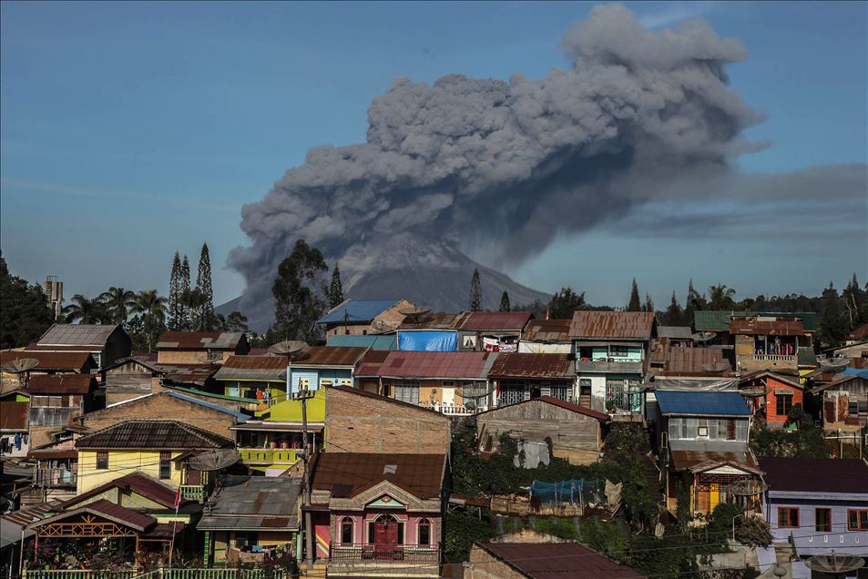 Sinabung yanardağı kül püskürtmeye devam ediyor